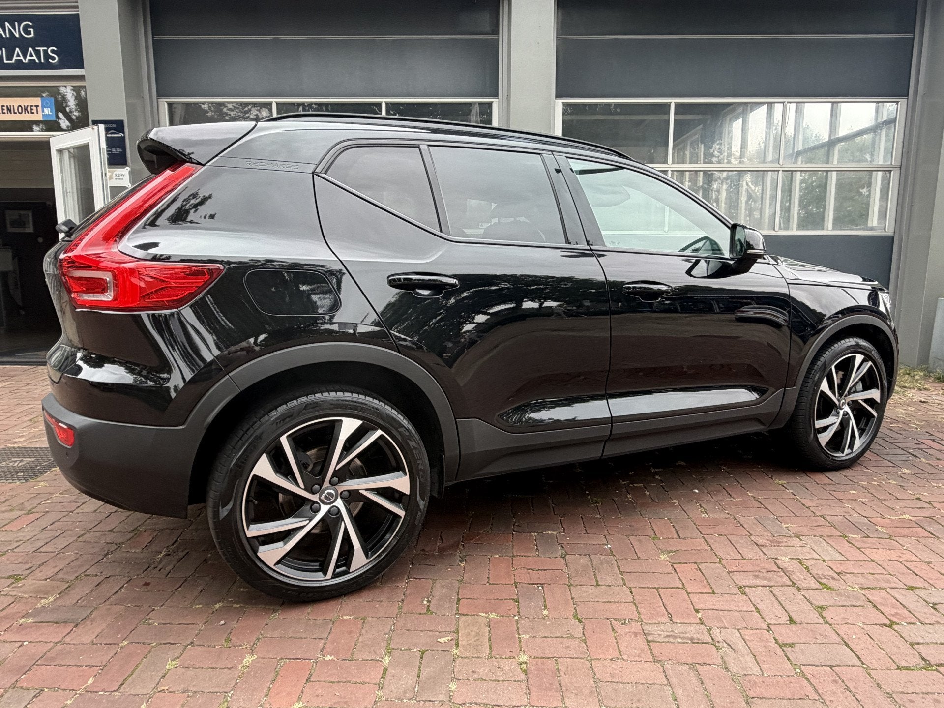 Volvo XC40 1.5 T5 Recharge R-Design | LED | Dark | 20" | Par, Auto's, Dealer onderhouden, Gebruikt, Zwart, 59 km/l