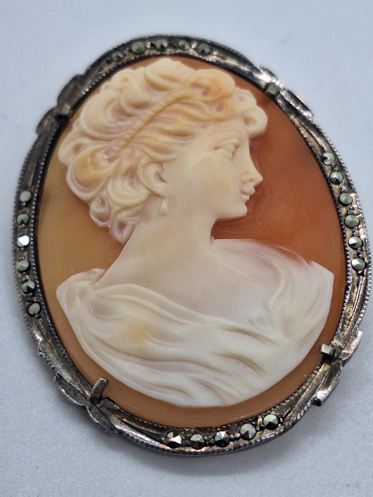 Zilveren Camee Broche/hanger met Markasiet - 4 cm doorsnee, Overige voorstellingen, Ophalen of Verzenden, Met edelsteen, Zilver