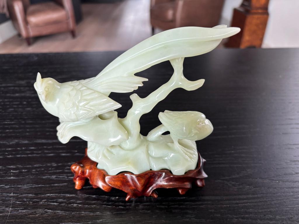 Prachtig beeld van vogels op tak, handgesneden. Jade snavel., Minder dan 20 cm, Ophalen of Verzenden, Handgemaakt, Overige materialen