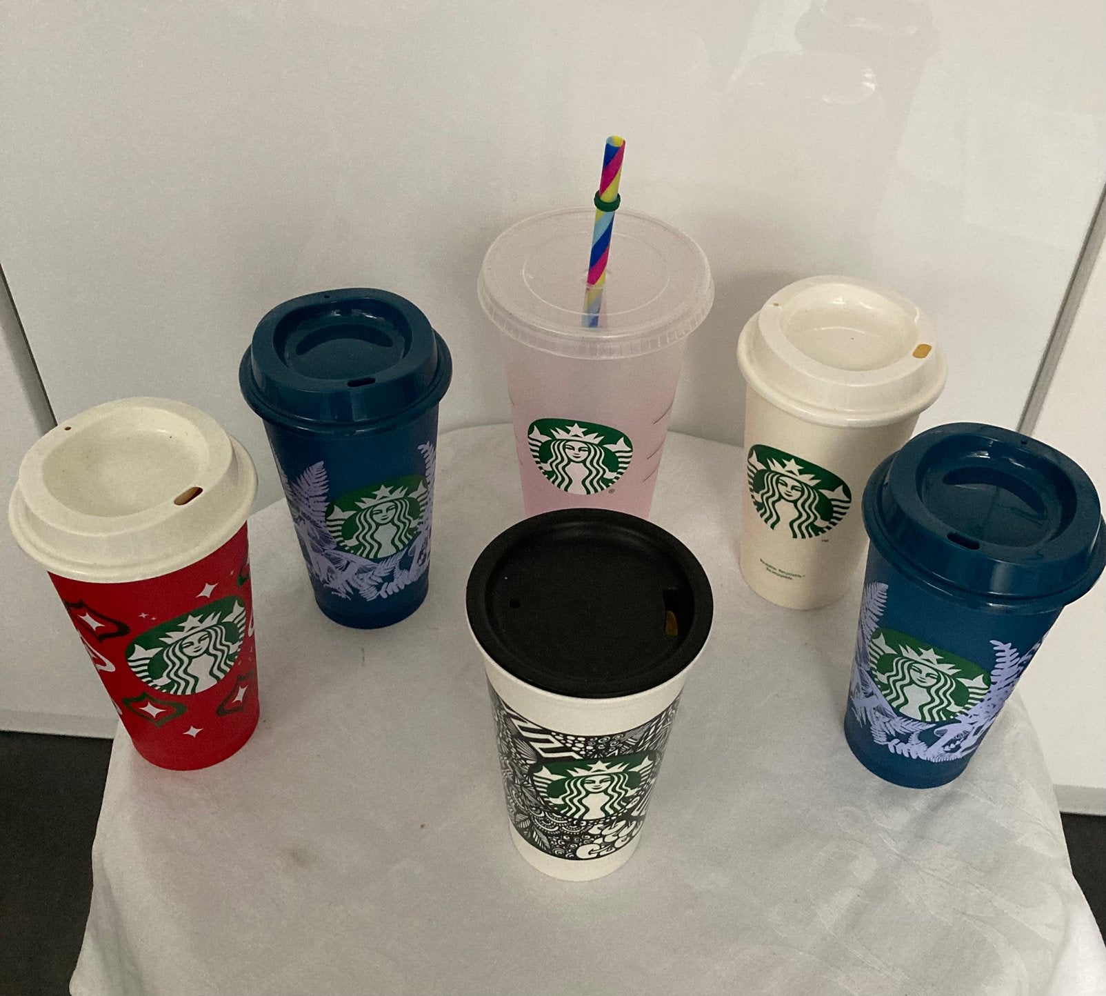 STARBUCKS BEKERS KUNSTSTOF MET DEKSEL, Overige materialen, Gebruikt, Ophalen of Verzenden, Overige stijlen
