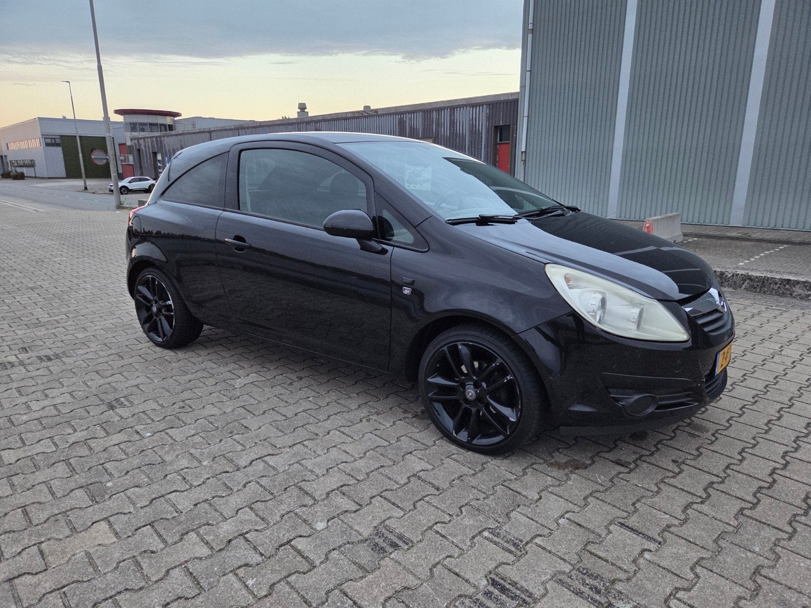 Opel Corsa 1.2 16V 3D 2010 Zwart LPG G3, Auto's, Voorwielaandrijving, 40 €/maand, Zwart, 4 cilinders