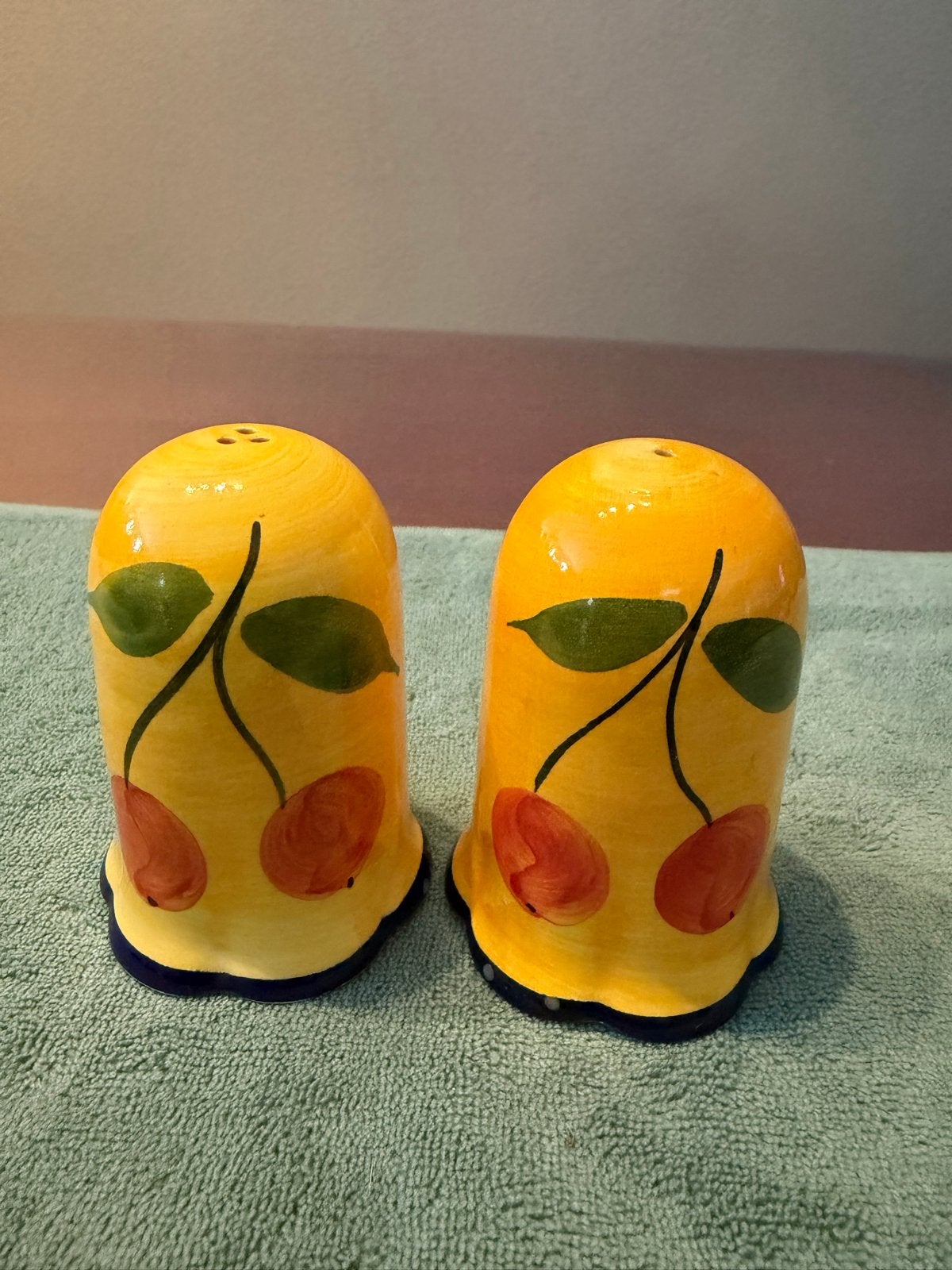 Set van 2 gele aardewerk zout- en peper stel kersen design, Gebruikt, Overige typen, Ophalen of Verzenden, Overige stijlen