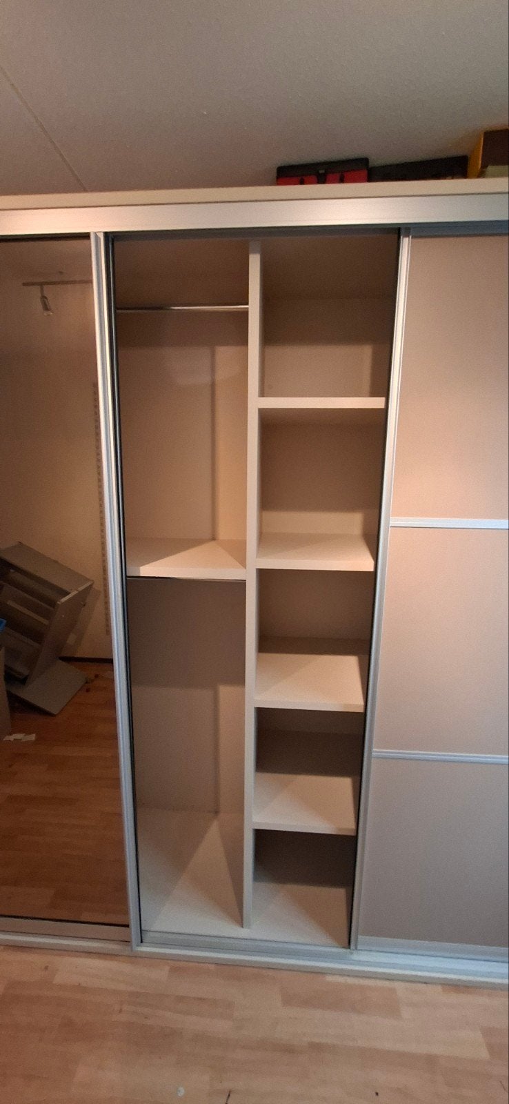 Grote kledingkast met schuifdeuren en spiegel, Huis en Inrichting, Gebruikt, 200 cm of meer, Met plank(en), Ophalen of Verzenden