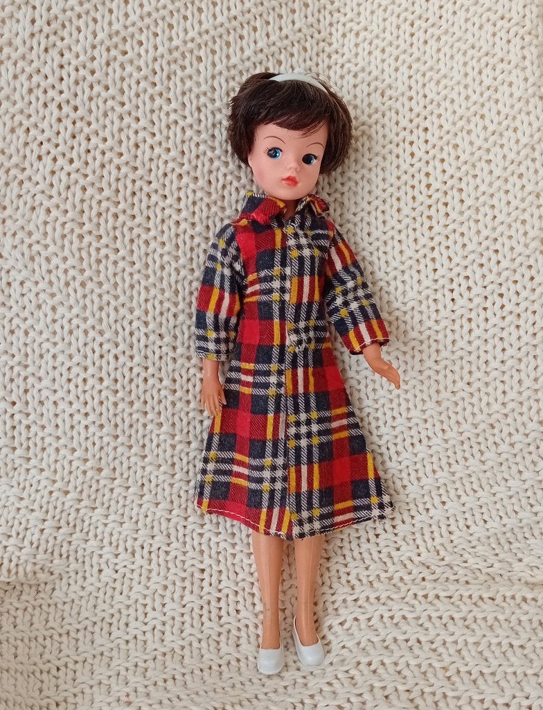Mooie jas/jurk voor Sindy Barbie Fleur Tressy Tammy Petra, Verzenden, Gebruikt, Kleertjes