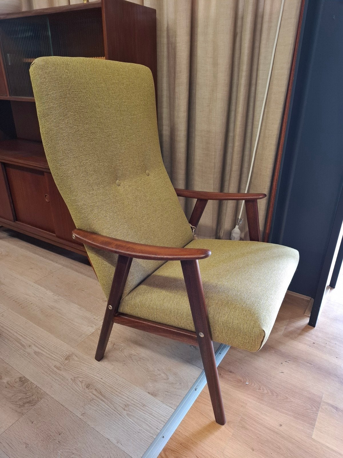 vintage teak fauteuil nieuw gestoffeerd mid century design, Ophalen, Vintage mid century design jaren 60 70, Zo goed als nieuw