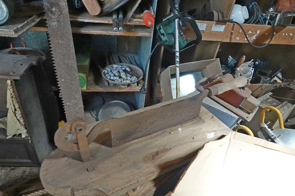 broodmes  oud  ding   op plank, Ophalen