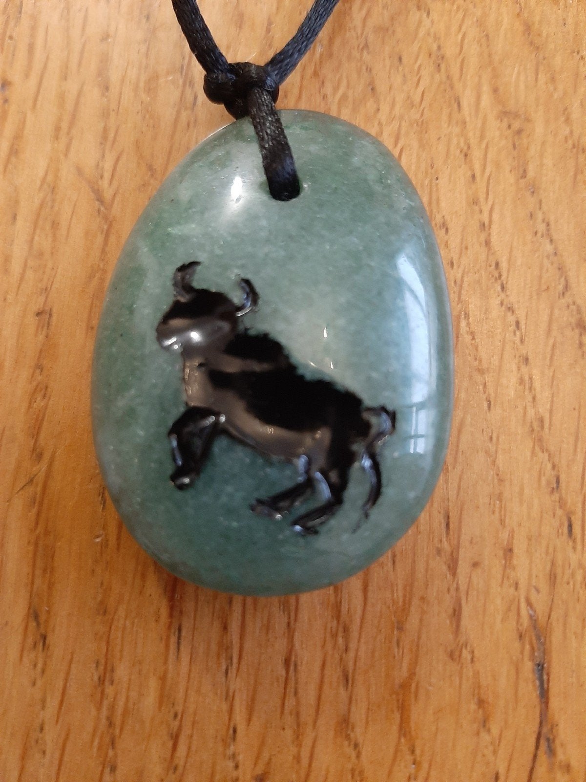 grote hanger jade met het sterrenbeeld Stier, Met hanger, Ophalen of Verzenden, Zo goed als nieuw, Steen of Mineraal