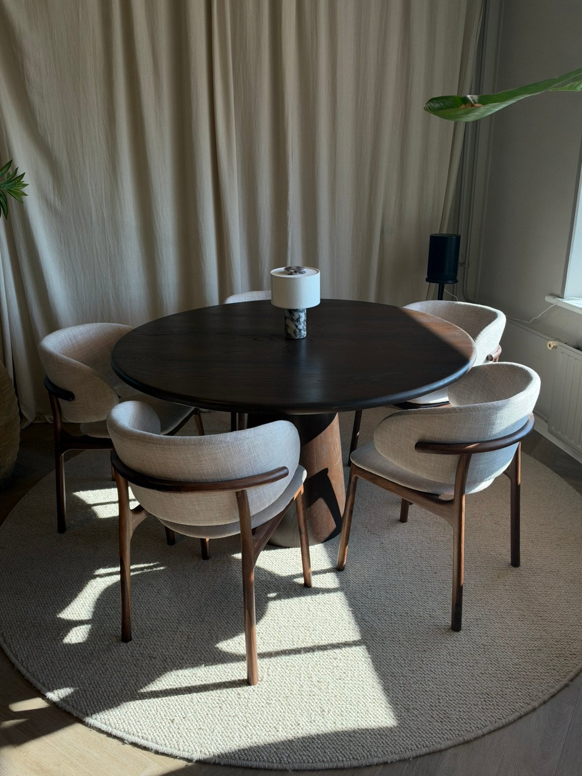 Ronde eiken tafel 130cm met 5x design stoel - mono oak