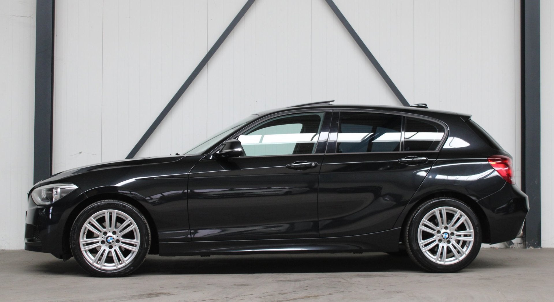 BMW 1-serie 116i M-Sportpakket l Dakraam l Xenon l Groot NAV, Auto's, Gebruikt, 4 cilinders, Alcantara, Zwart