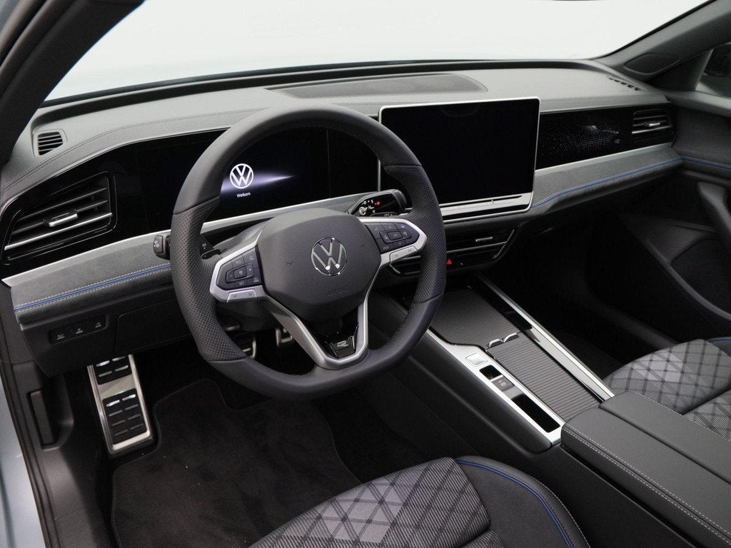 Volkswagen Passat R-Line Edition 1.5 eHybrid 204 PK | Trekha, Stof, 4 cilinders, 150 min, 26 kWh
