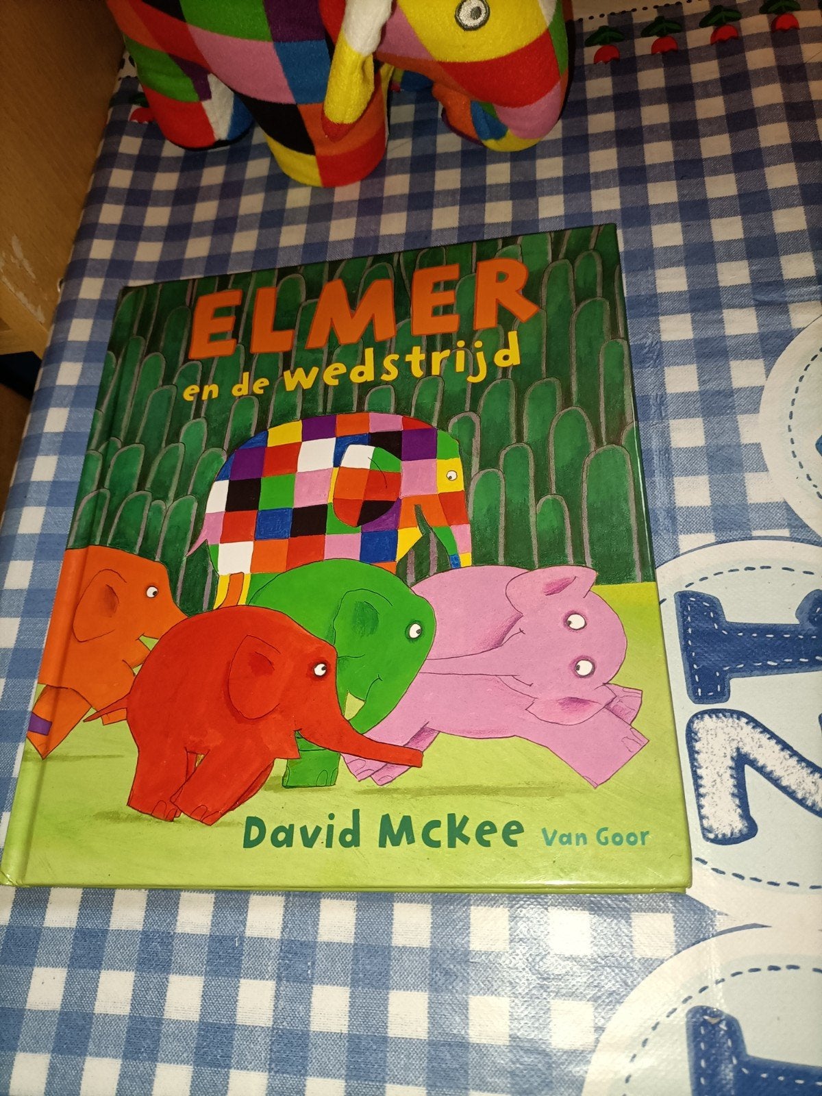 Elmer knuffel 20 cm + boek Elmer en de wedstrijd, Ophalen of Verzenden, Zo goed als nieuw, Overige typen