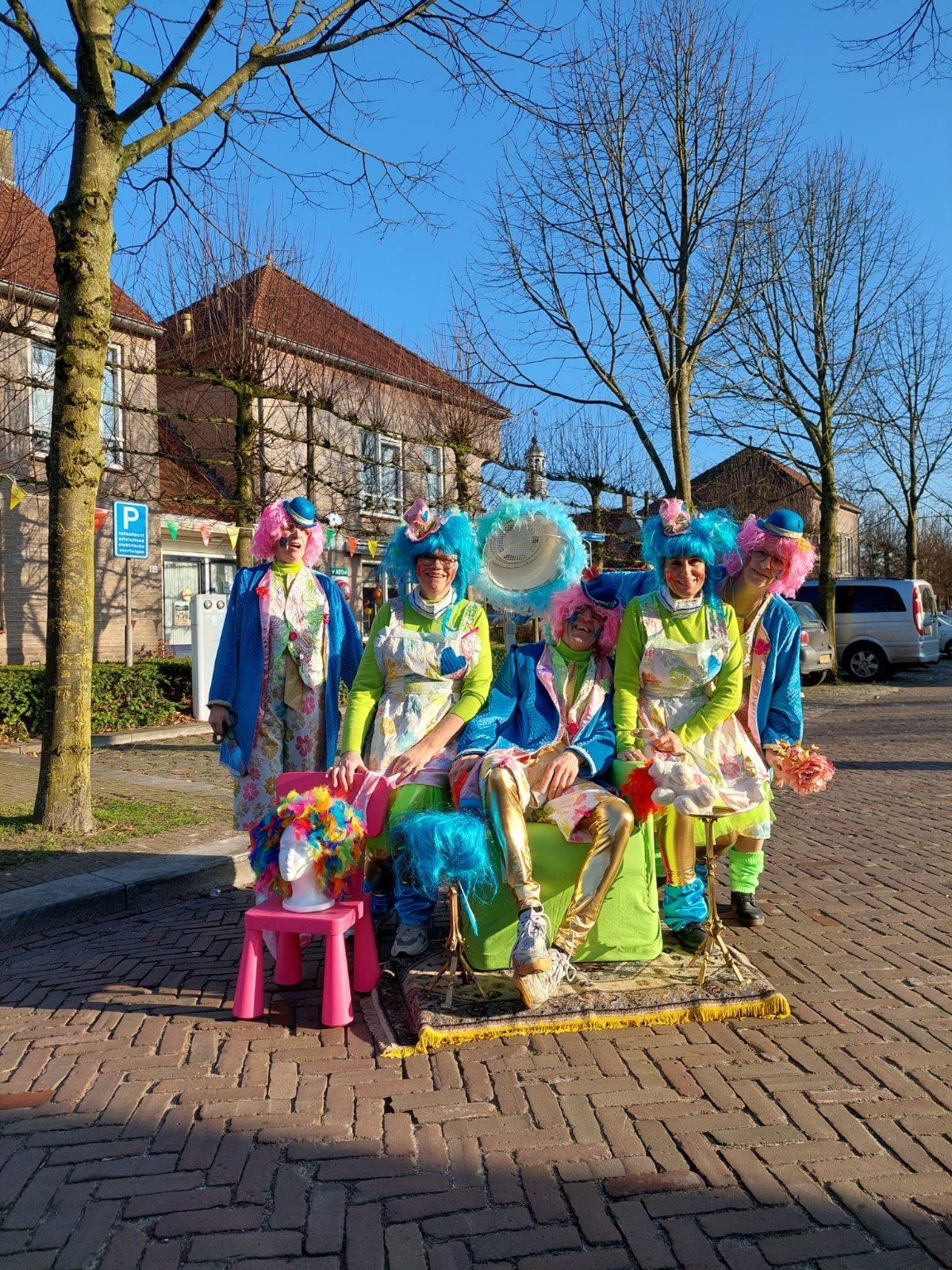 Carnavalskleding: Fleurig gekleurd 3x damespak, 3x herenpak, Ophalen, Gedragen, Carnaval, Kleding