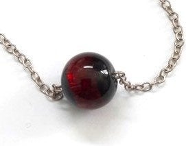 Rood glazen bolletje aan geïntegreerde ketting, Sieraden, Tassen en Uiterlijk, Kettingen, Zo goed als nieuw, Overige materialen