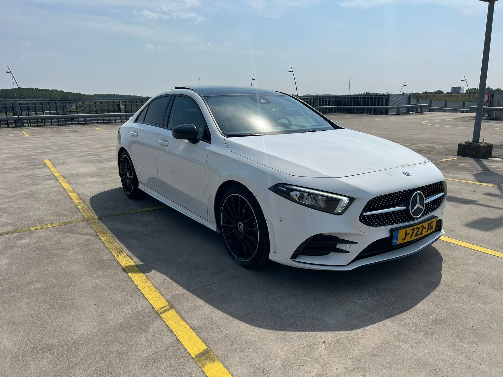 Mercedes A250 Sedan AMG | Panorama | Leder | Sfeer | Camera, Auto's, Dealer onderhouden, 730 kg, 4 cilinders, Lichtsensor
