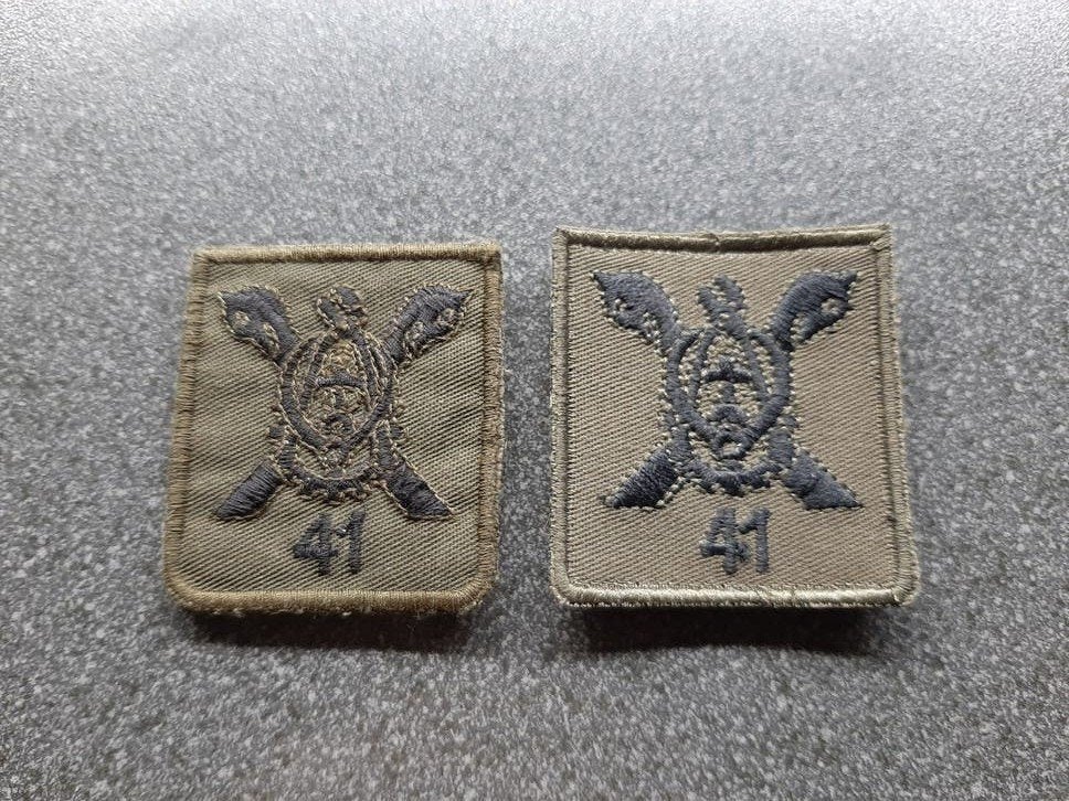 borstemblemen  TD  - 2 verschillende typen  KL, Ophalen of Verzenden, Landmacht, Nederland, Embleem of Badge