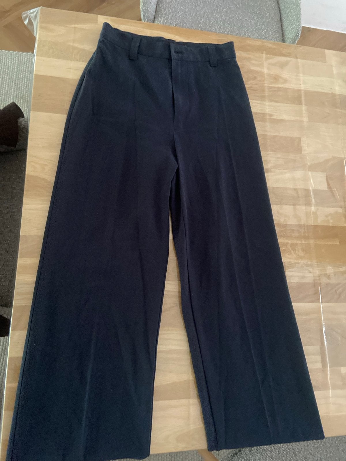 Donkerblauwe pantalon van Pull & Bear - Maat 34, Kleding | Dames, Broeken en Pantalons, Ophalen of Verzenden, Gedragen, Maat 34 (XS) of kleiner