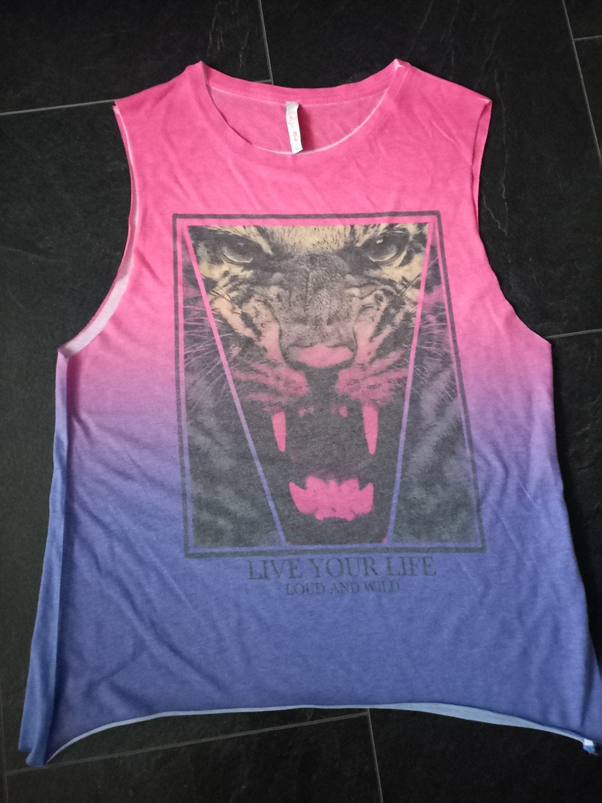 Nieuwe top met opdruk maat M koopje nu, Kleding | Dames, Tops, Maat 38/40 (M), Nieuw, Ophalen of Verzenden, Zonder mouw