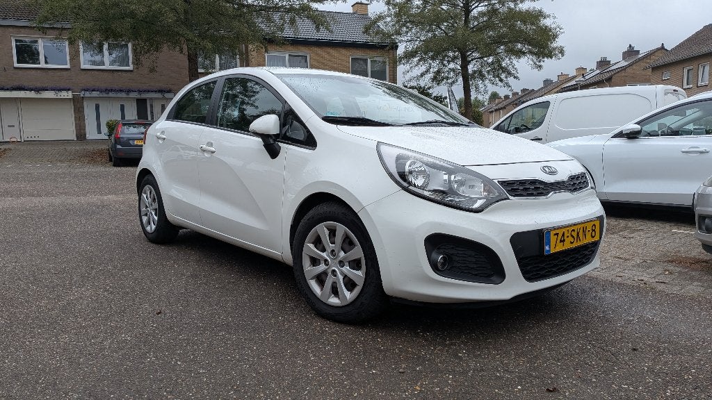 Kia Rio 1.2 benzine 5DRS 2011 Wit, Auto's, Euro 5, Zwart, 4 cilinders, Wit