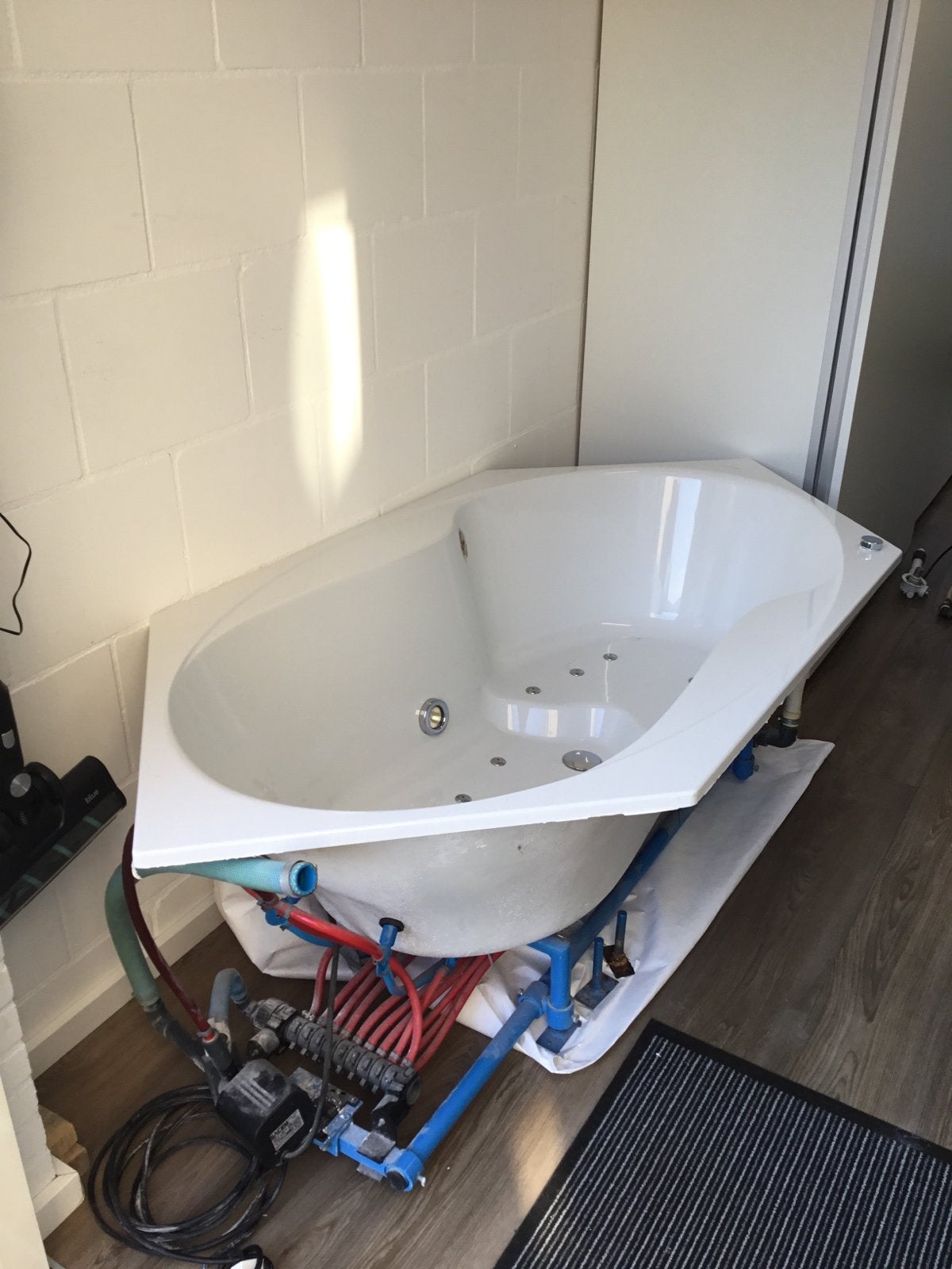 Whirlpool bad met 16 jets en onderwaterverlichting, Ophalen, Zo goed als nieuw, Met bad