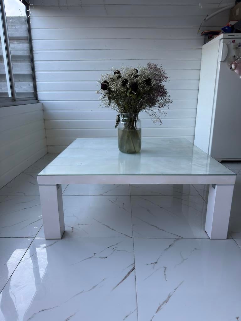 Witte salon tafel met glazen blad - Gebruikt, Huis en Inrichting, Tafels | Eettafels, Ophalen, Kunststof, Zo goed als nieuw, Rechthoekig