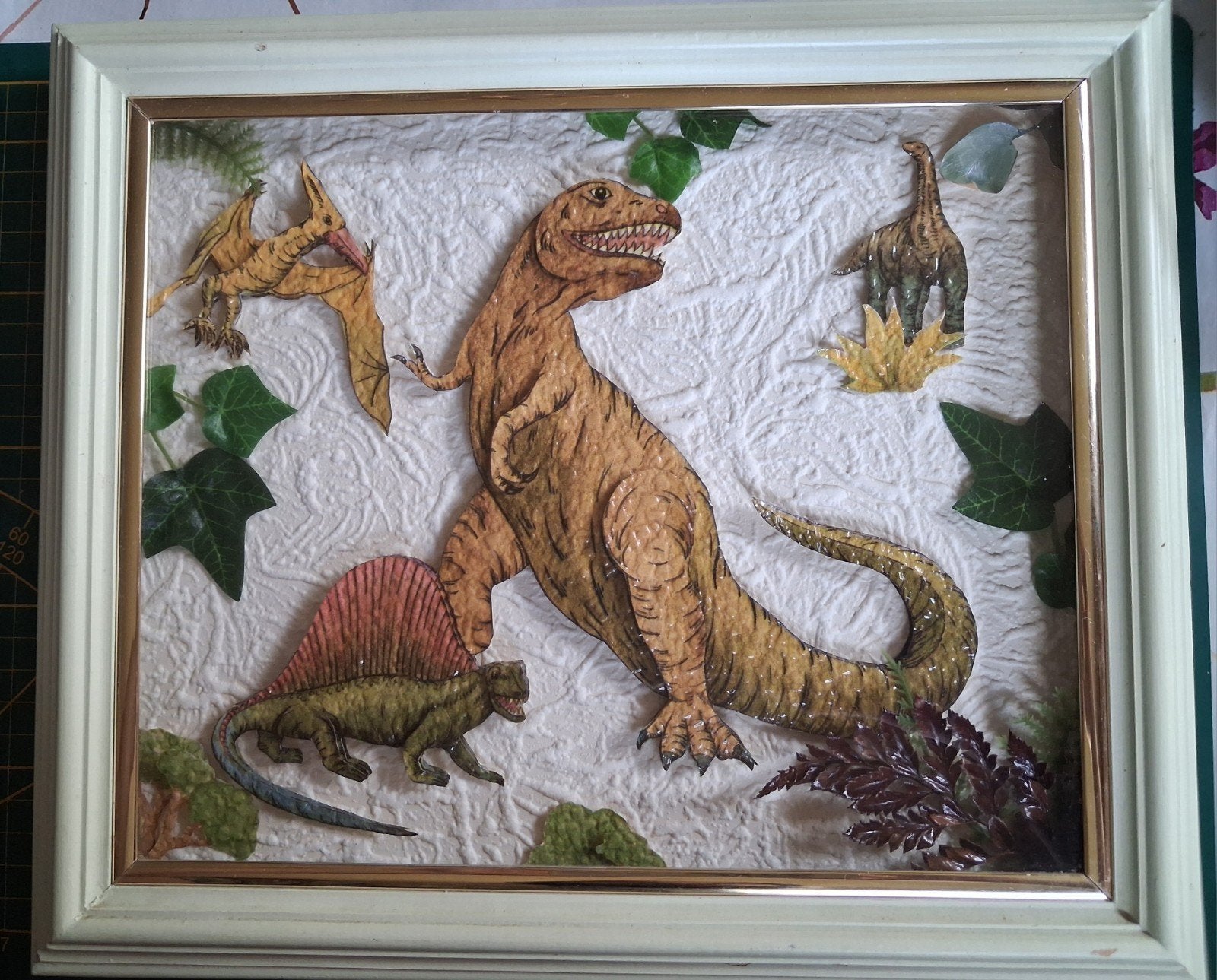 Fossielenerf dinosaurus collage van Richard Geraerds, Minder dan 50 cm, Ophalen of Verzenden, Zo goed als nieuw, Schilderij