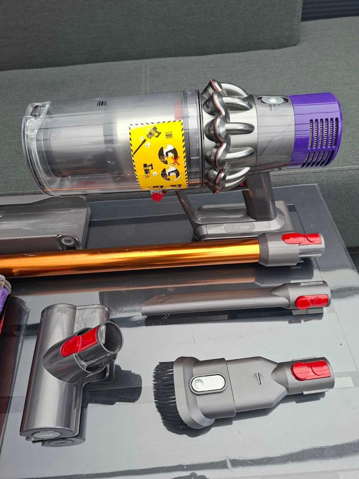 Foto 9 van Dyson Cyclone V10 Absolute Steelstofzuiger 
In Zeer Goede St