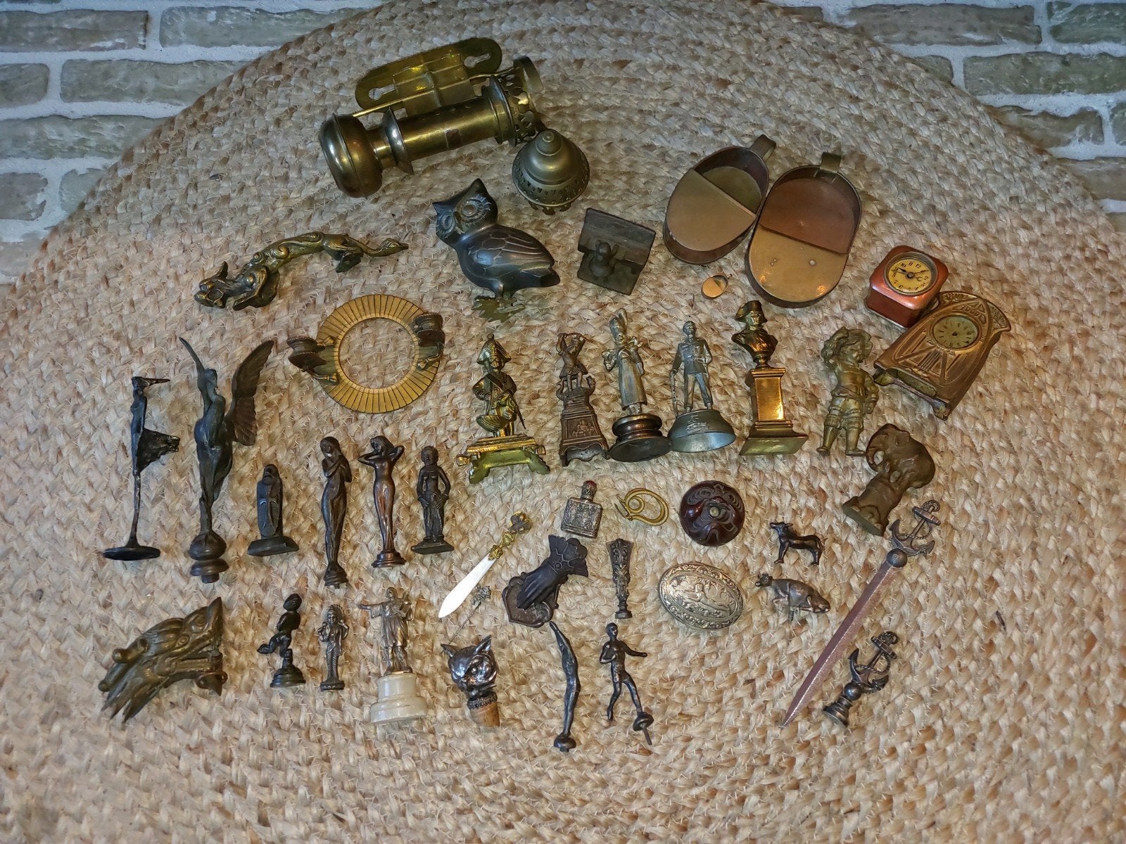 Verzameling van diverse antieke metalen objecten, Ophalen