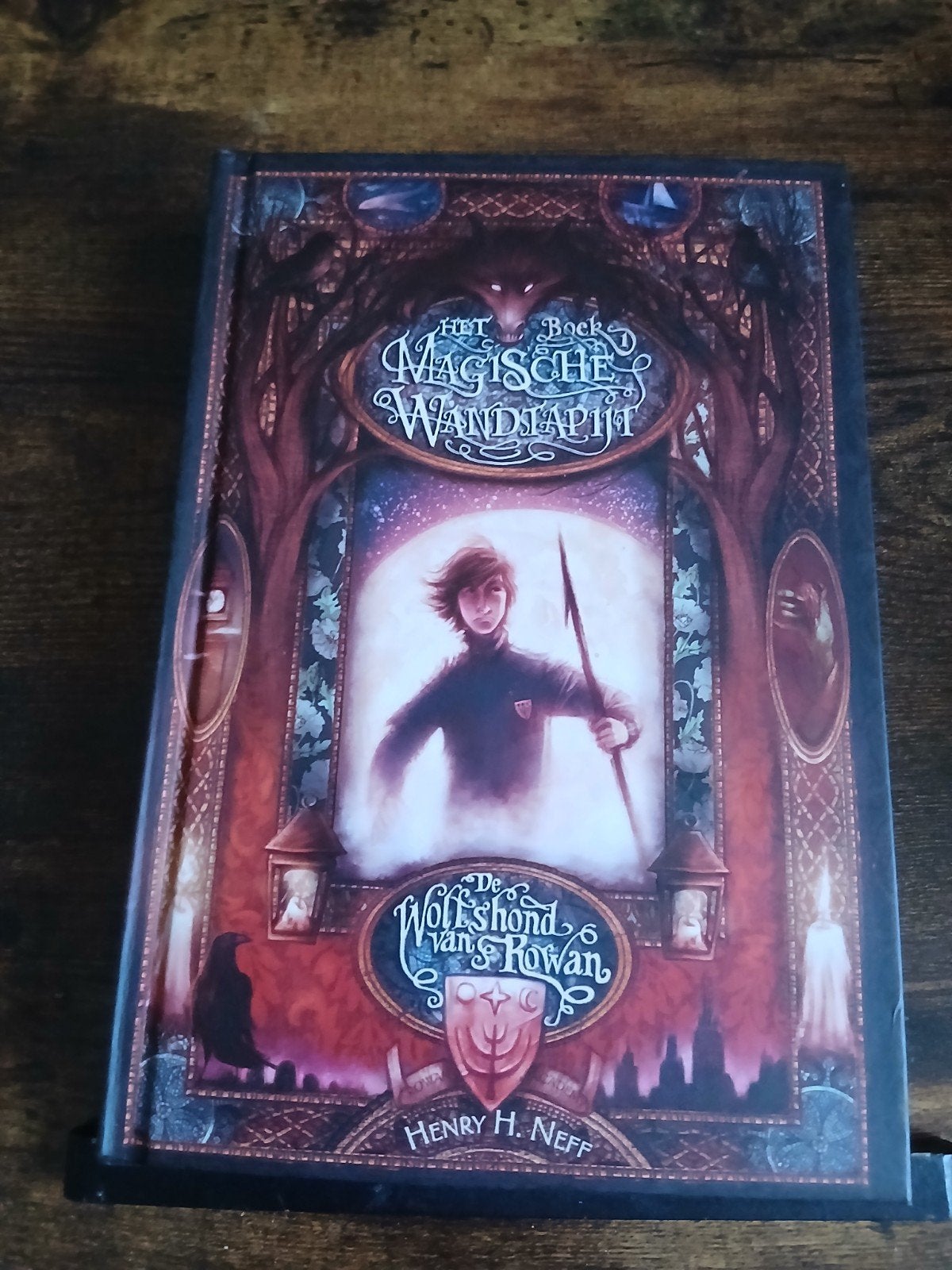 Het Boek Magische Wandtapijt: De Wolfshond van Rowan (hardco, Gelezen, Ophalen of Verzenden, Henry H. Neff, Fictie