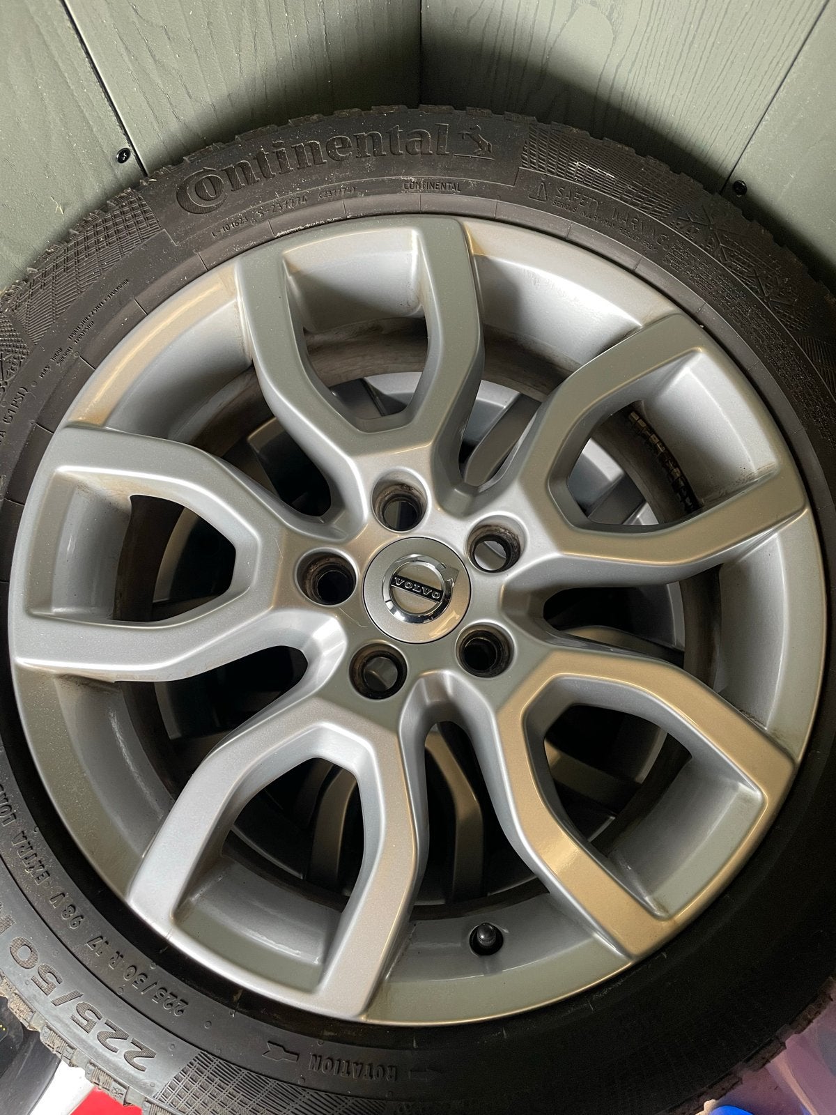 Volvo 17 inch velgen met Continental winterbanden 225/50 R17, Ophalen, Gebruikt, Banden en Velgen, 17 inch