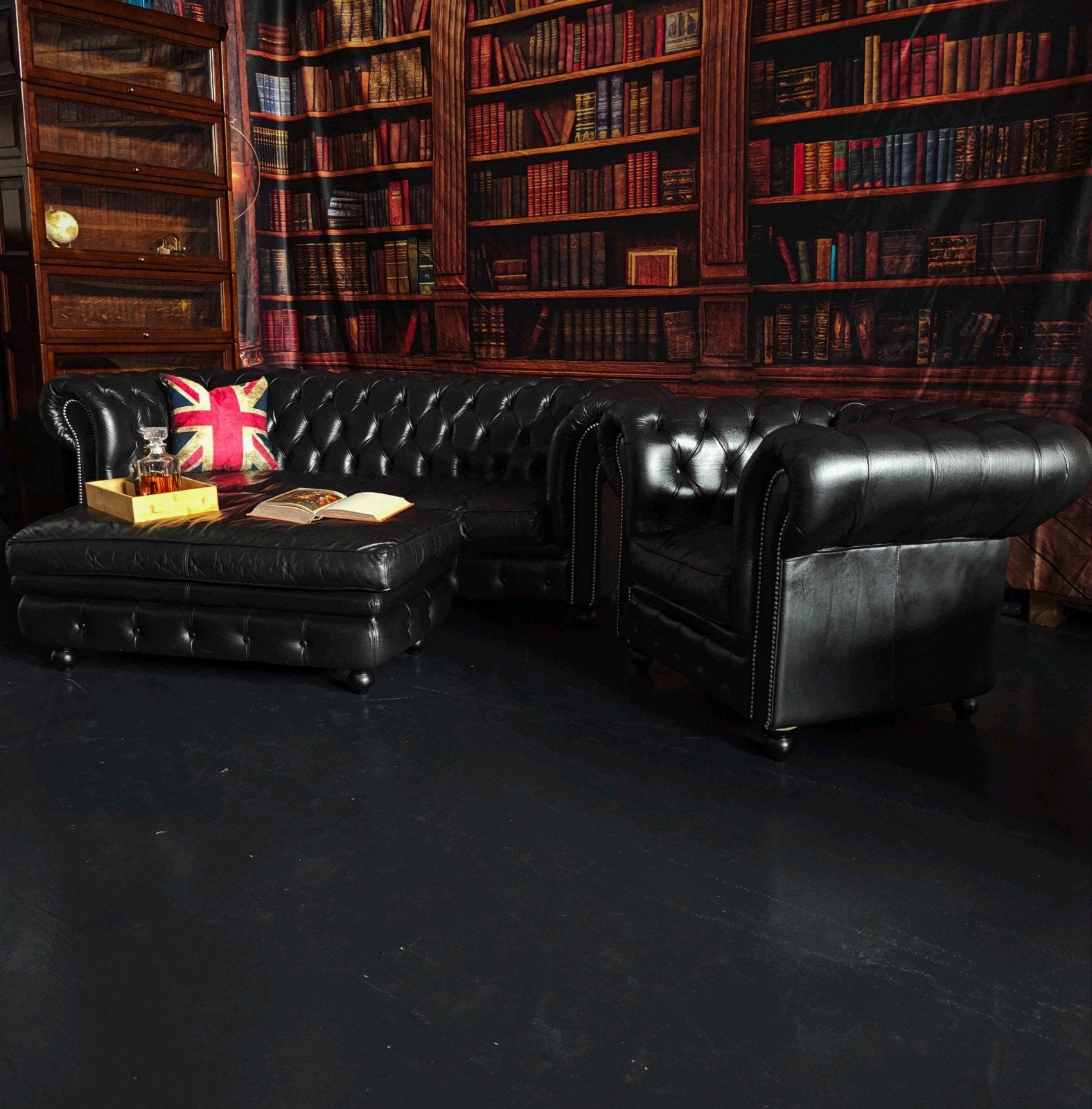 Complete Zwarte Chesterfield Set | 3-Zits, Fauteuil & Poef, Huis en Inrichting, Banken | Bankstellen, Bollenmarkt 14c Zwaagdijk Oost