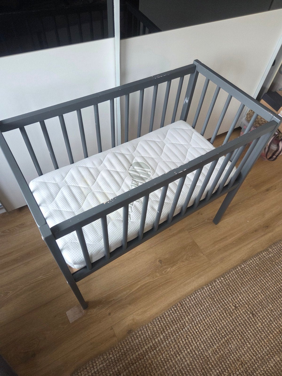 Grijs ledikant met matras, Kinderen en Baby's, Babywiegjes en Ledikanten, Ophalen, Gebruikt, Ledikant