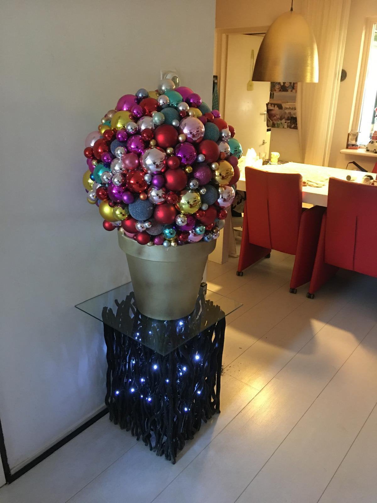 Een te gekke kerstballen pot, Ophalen