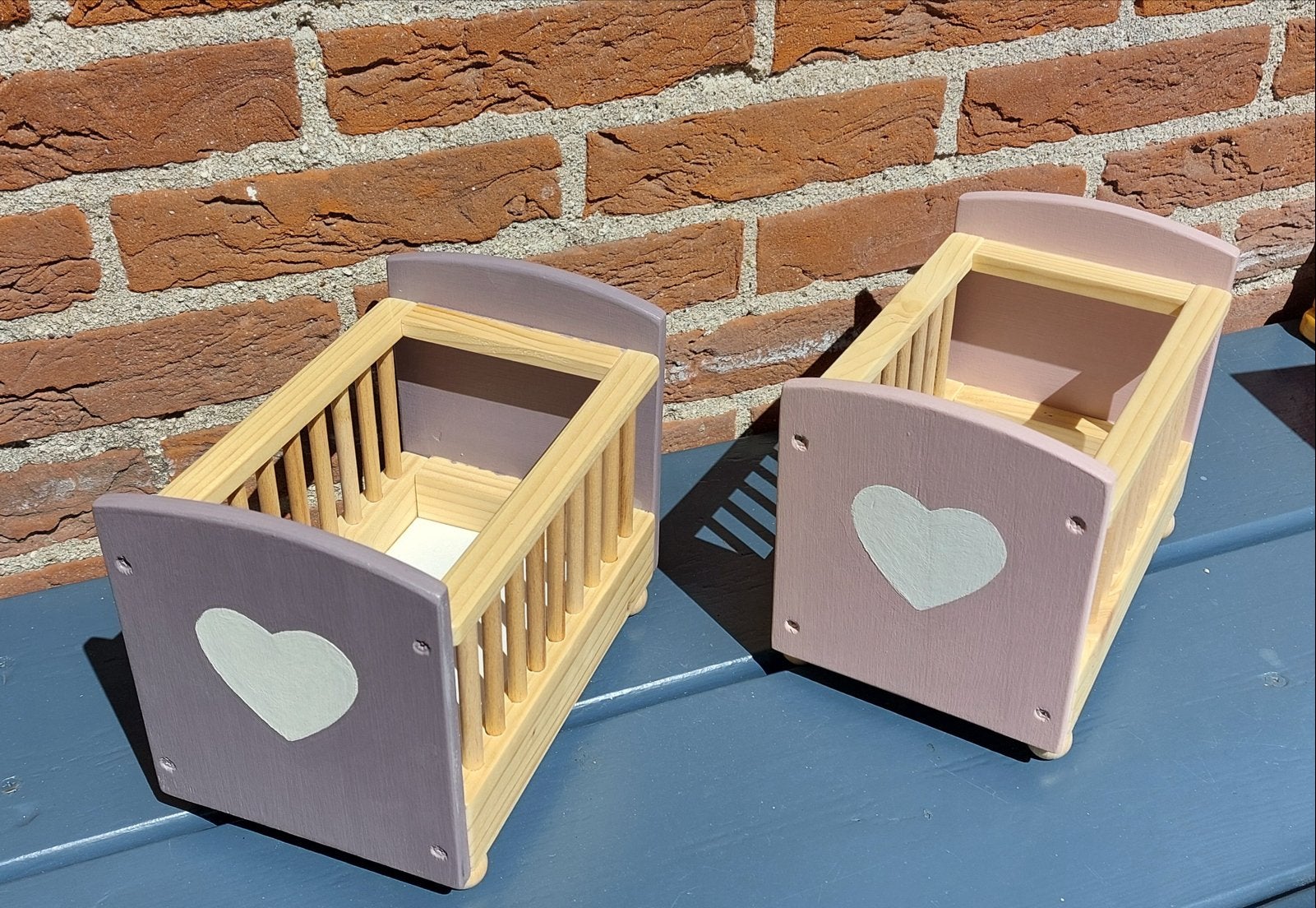 2 houten poppenbedjes met hartje, roze en lila, Kinderen en Baby's, Speelgoed | Poppen, Ophalen, Nieuw, Overige typen