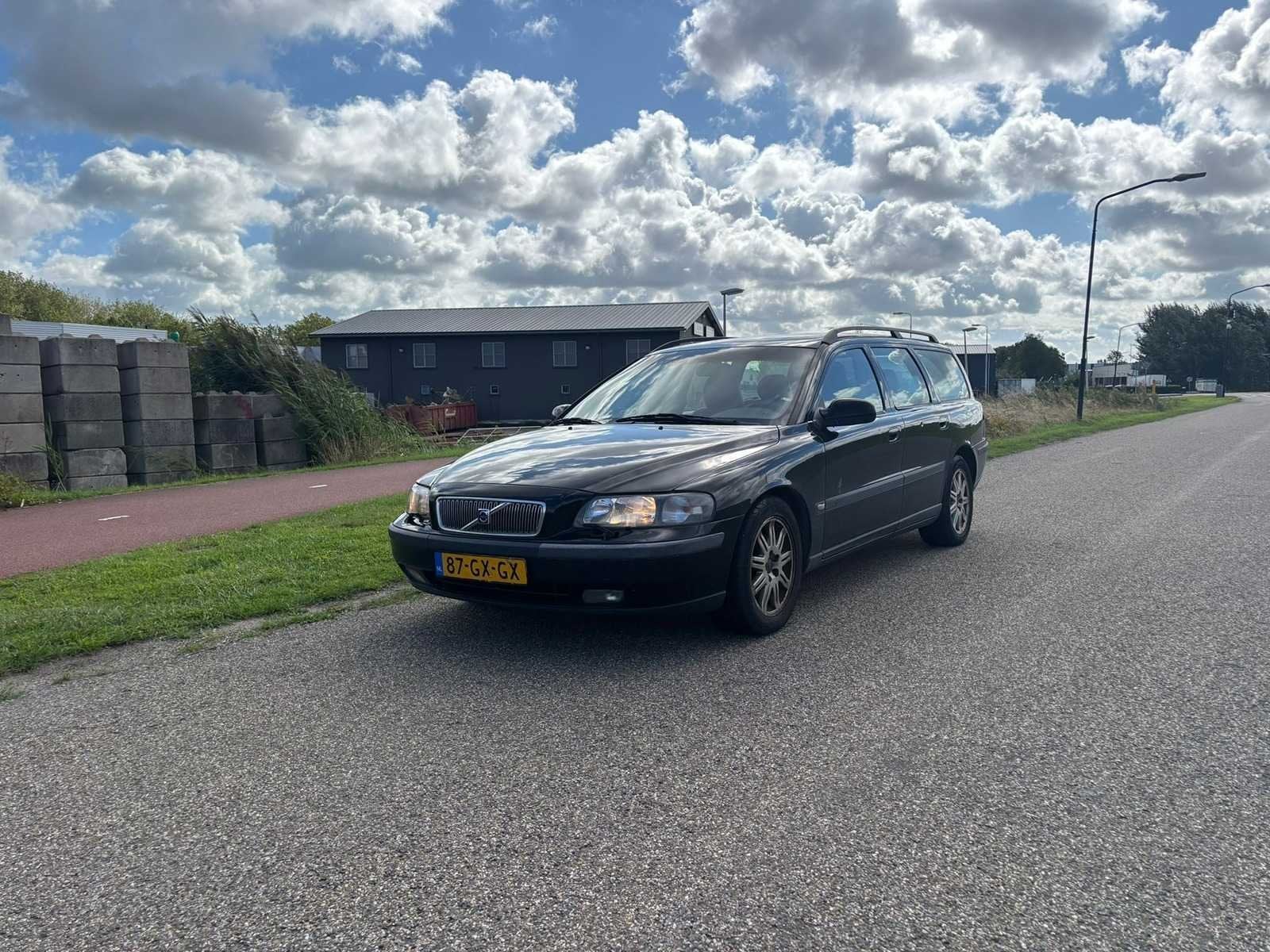 Volvo V70 2.4 Comfort Line | 87-GX-GX i, Zwart, 2435 cc, 1533 kg, 129 €/maand