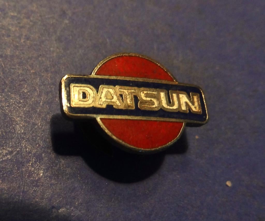 Datsun Geemailleerde Revers Knoop 22 x 15 mm, Verzenden, Gebruikt, Transport, Speldje of Pin