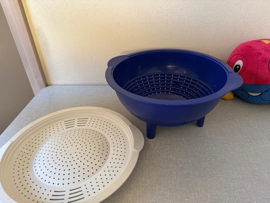 NIEUWSTAAT vergiet op pootjes met vergiet deksel TUPPERWARE, Ophalen of Verzenden, Zo goed als nieuw, Blauw, Overige typen