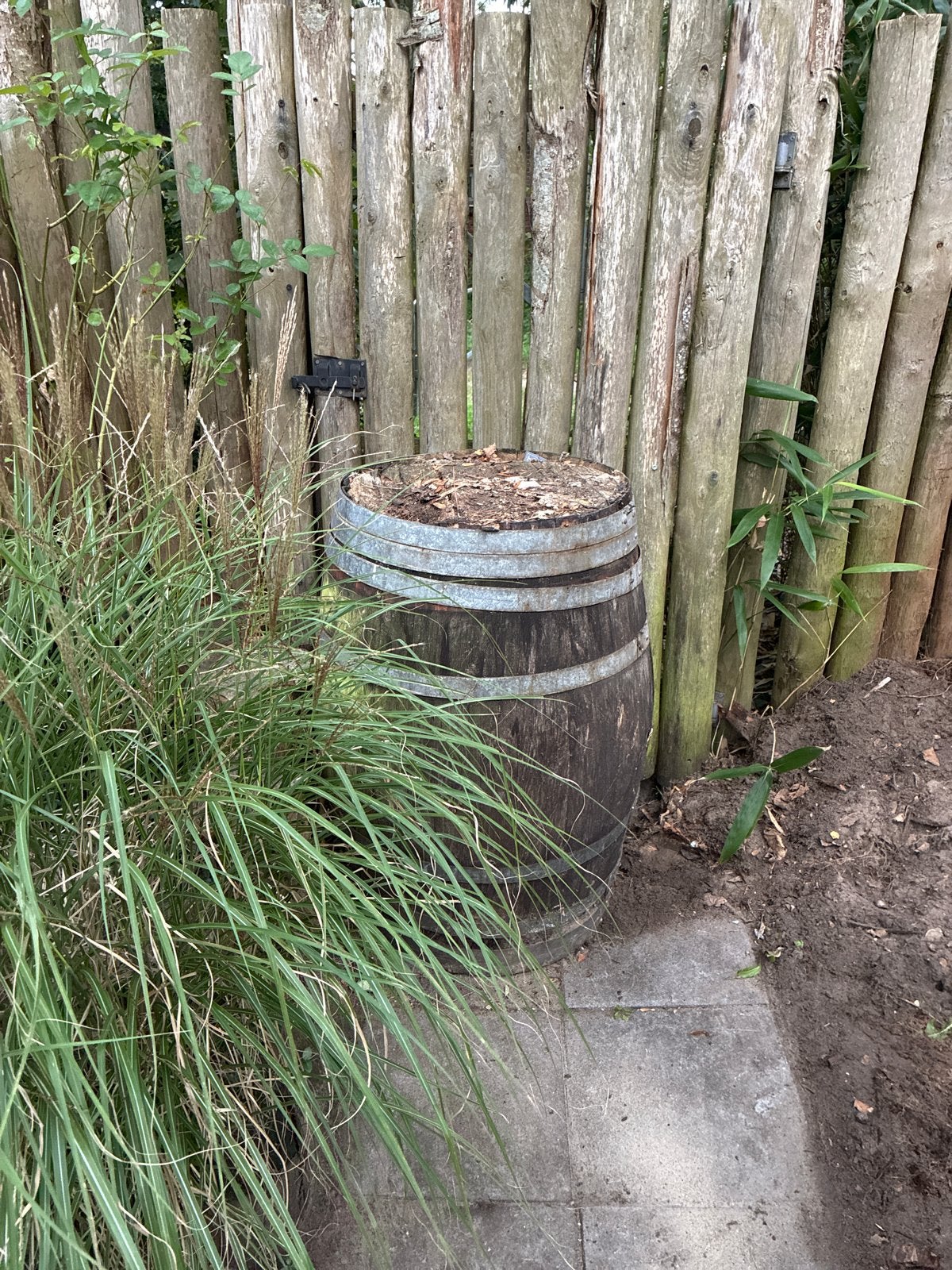 Gratis Oude Regenton - Deksel zit vast en is wat rot, Tuin en Terras, 150 liter of meer, Ophalen, Gebruikt, Hout
