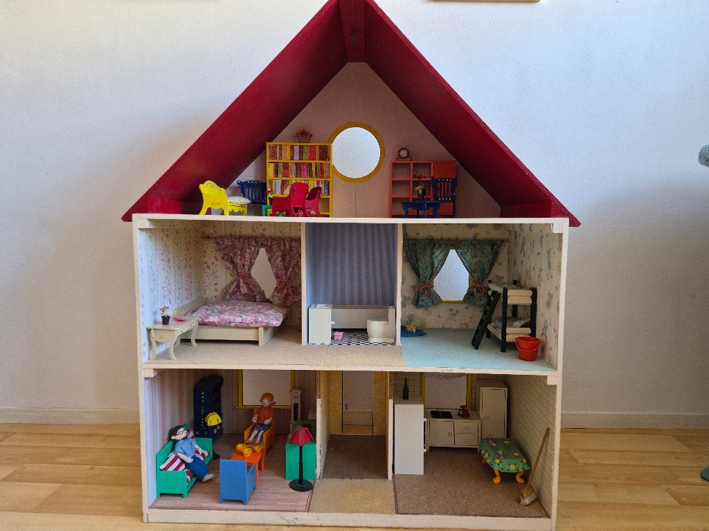 Poppenhuis met rood puntdak, eigen bouw., Kinderen en Baby's, Speelgoed | Poppenhuizen, Ophalen, Gebruikt, Poppenhuis