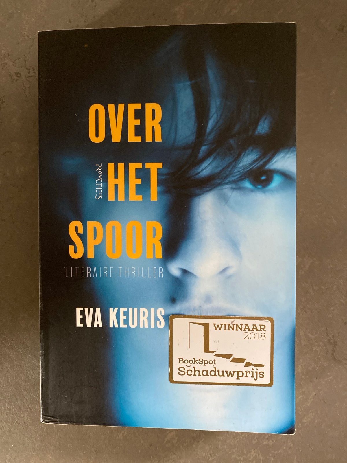Over het Spoor - Eva Keuris (Winnaar Schaduwprijs 2018), Ophalen of Verzenden, Gelezen, Nederland