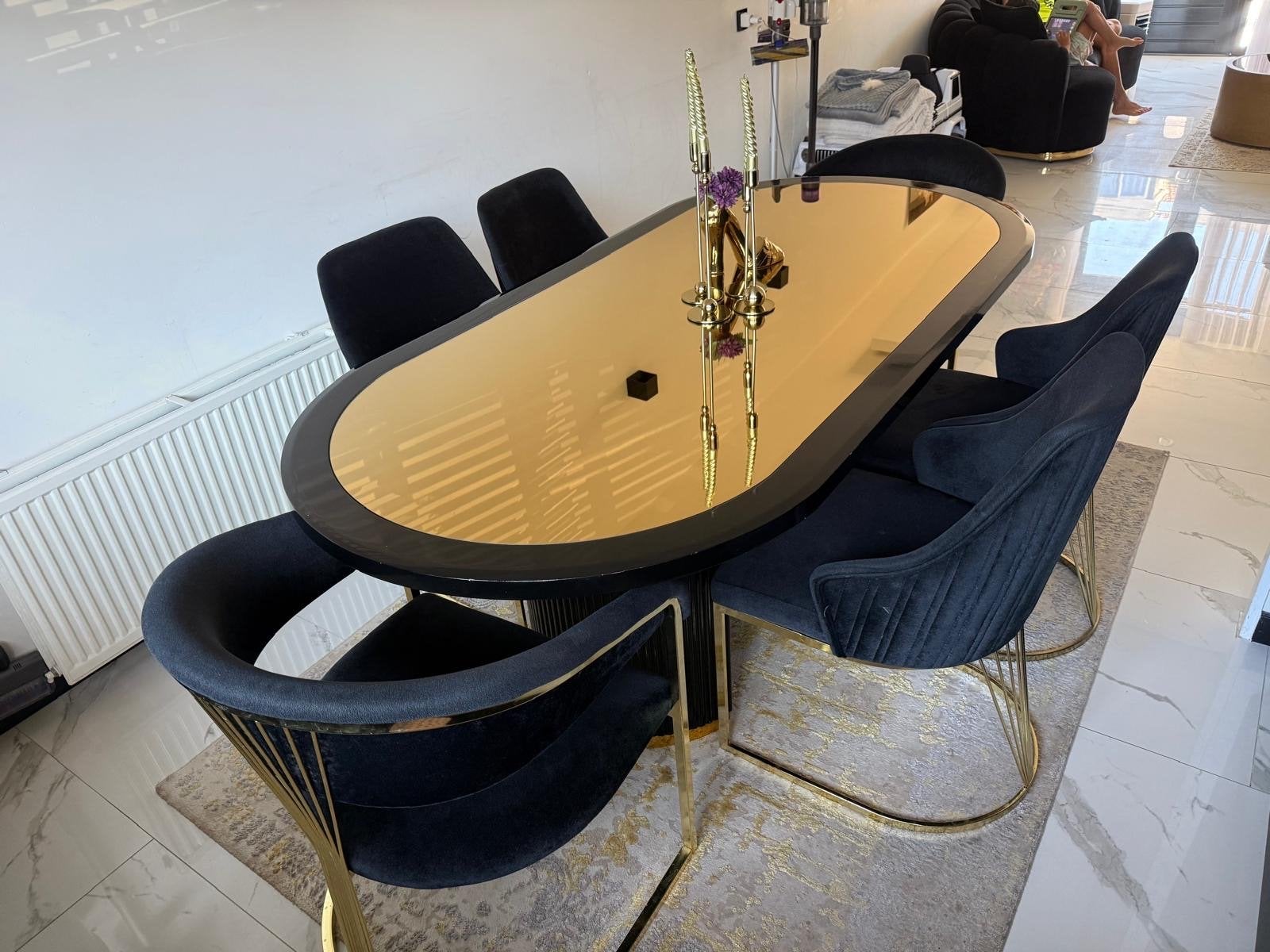 Luxe Eettafel met Zwarte Stoelen en Gouden Details, Huis en Inrichting, Ophalen, 100 tot 150 cm, 200 cm of meer, Zo goed als nieuw
