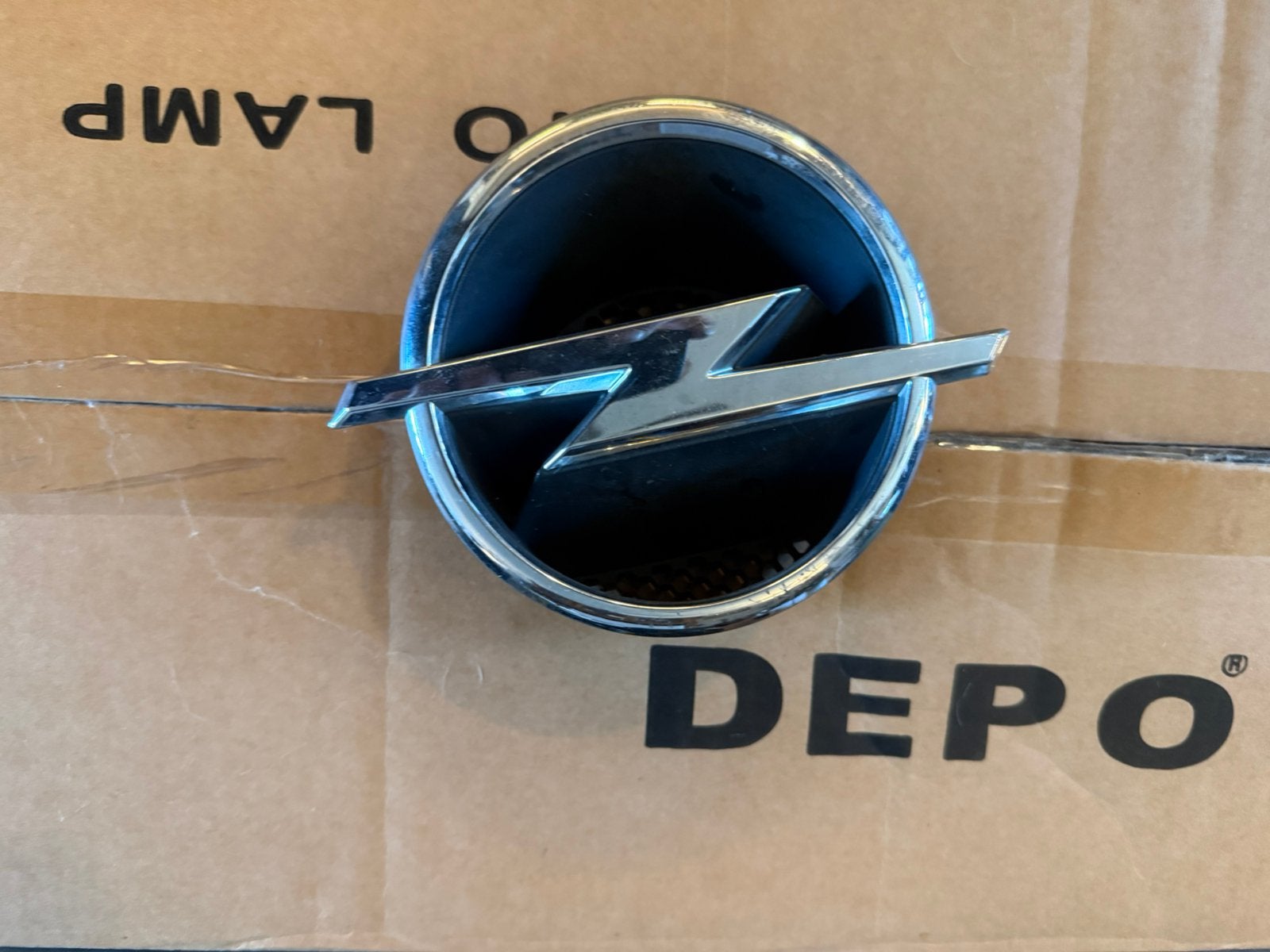 Embleem Opel voor Corsa D, Ophalen of Verzenden, Voor, Opel, Bumper