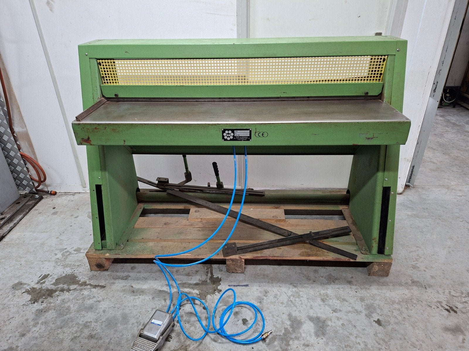 pneumatisch HM knipbank 1300 breed, Doe-het-zelf en Verbouw, Ophalen, Gebruikt, 1200 watt of meer, 70 mm of meer