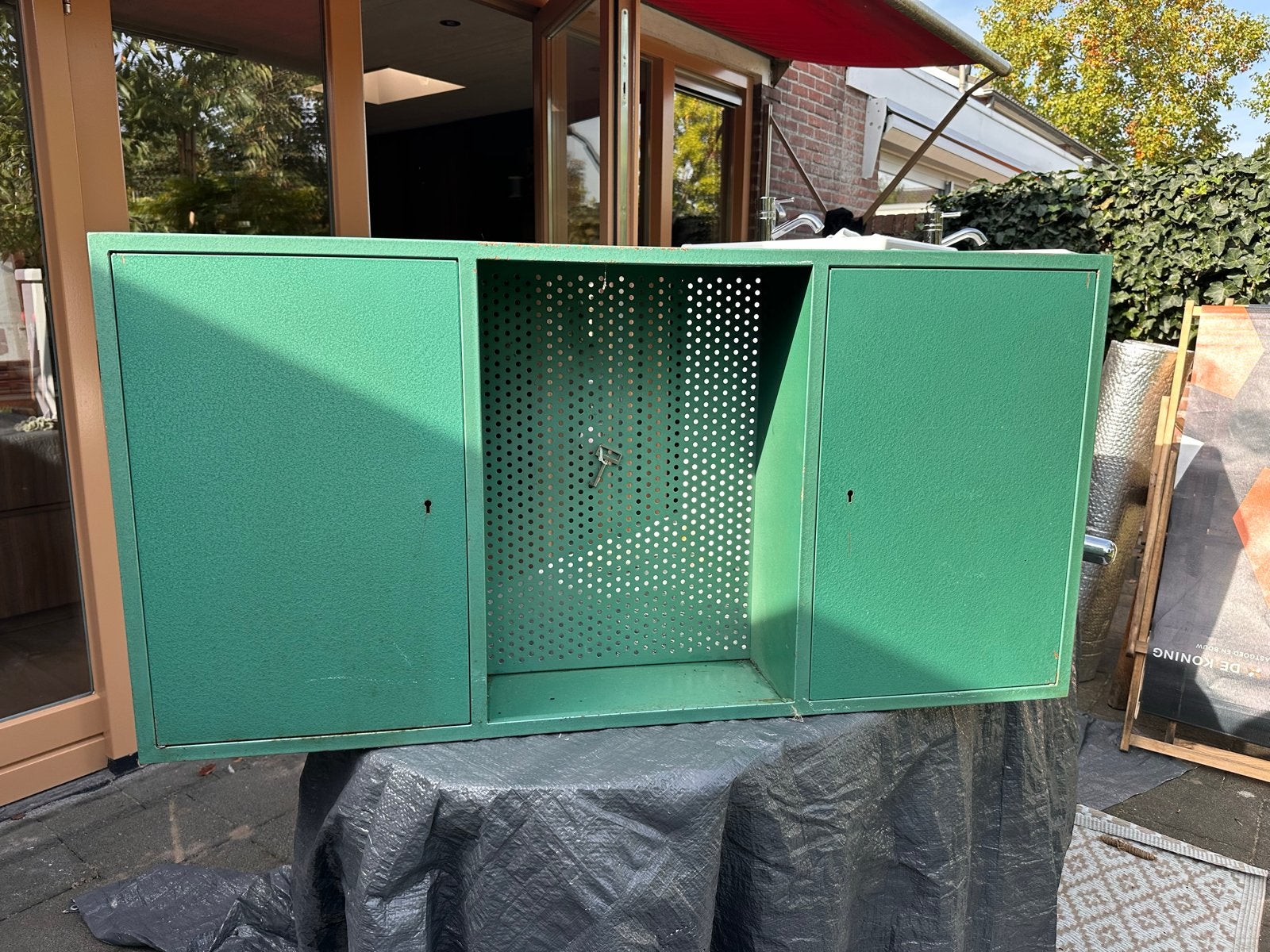 Groene metalen wandkast met geperforeerde achterwand, Ophalen, Gebruikt