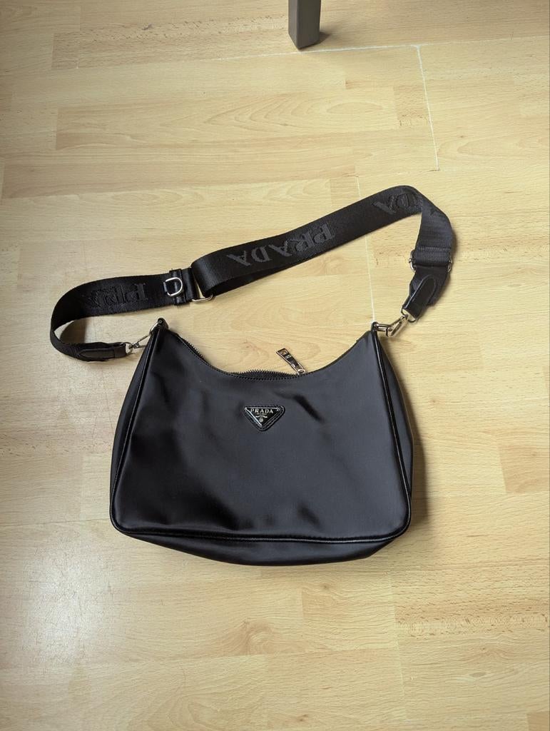 Prada Re-edition 2005 Zwarte Nylon Schoudertas, Sieraden, Tassen en Uiterlijk, Tassen | Damestassen, Verzenden, Zo goed als nieuw