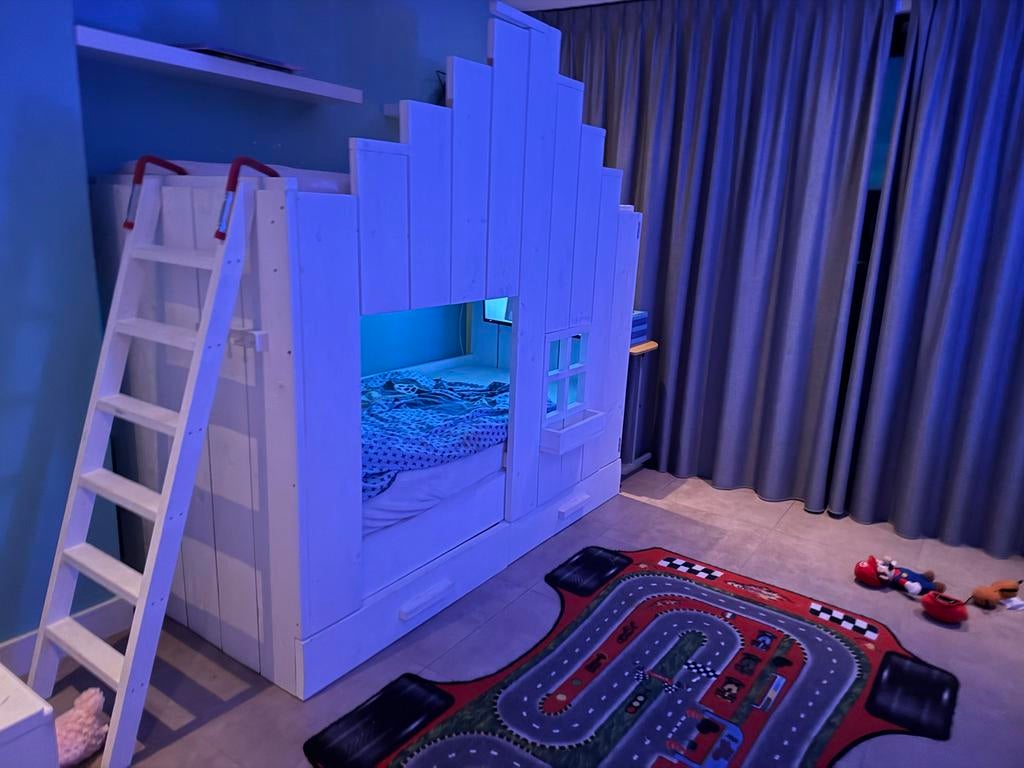 Leuk huisbed met openklapbare voorkant, Gebruikt, 70 tot 85 cm, Ophalen of Verzenden, Lattenbodem