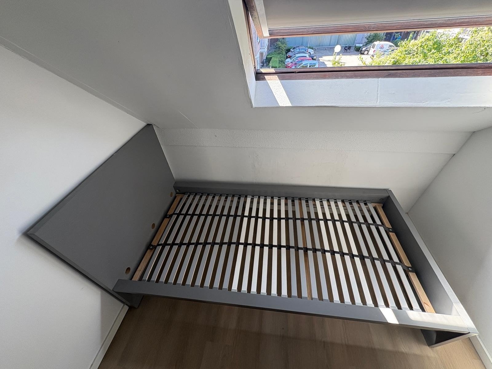 Grijs Malm bedframe met lattenbodem 90x200 cm, Huis en Inrichting, Slaapkamer | Bedden, Ophalen