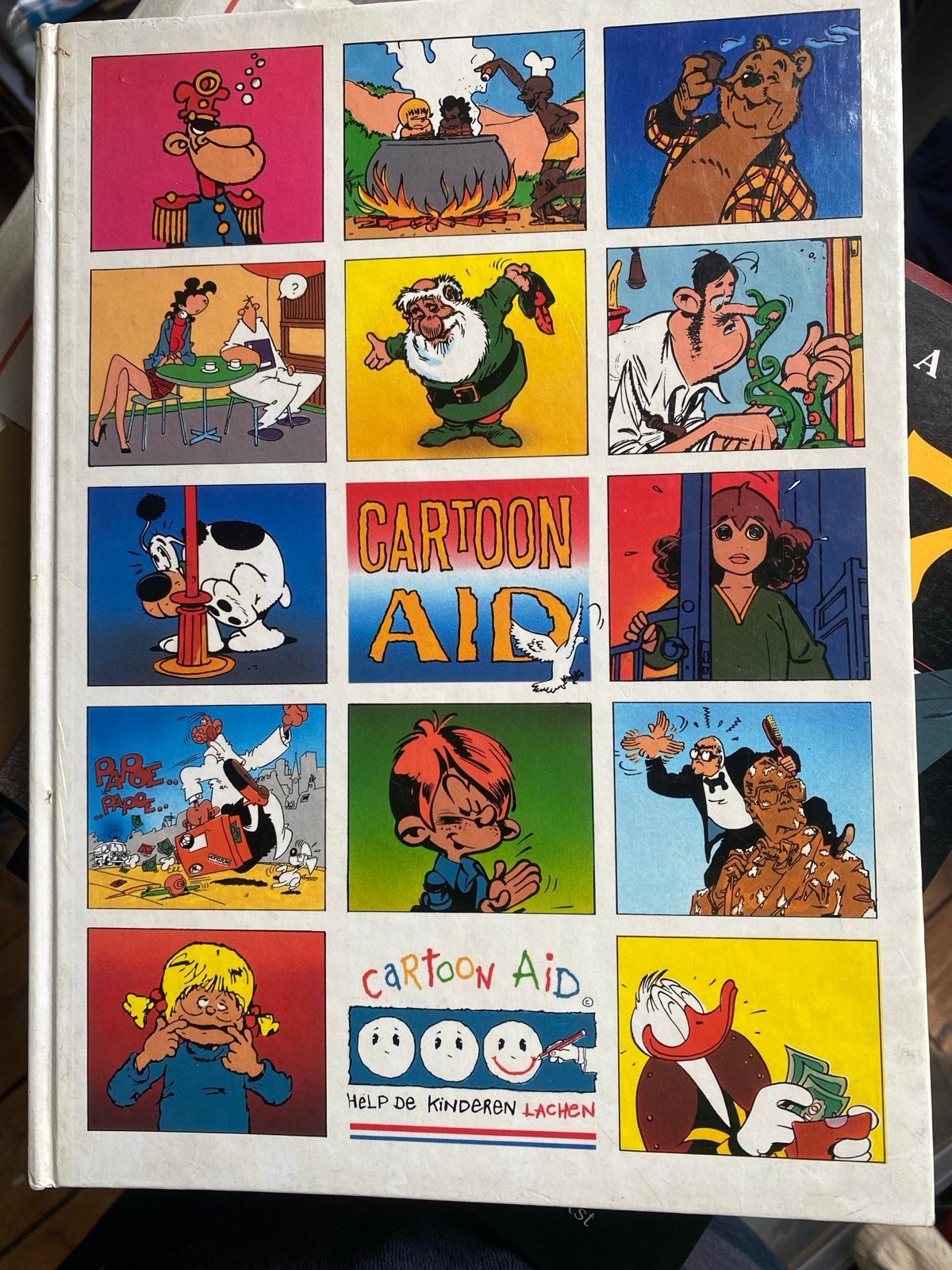 Cartoon Aid: Help de Kinderen Lachen stripboek, Boeken, Eén stripboek, Ophalen of Verzenden, Gelezen