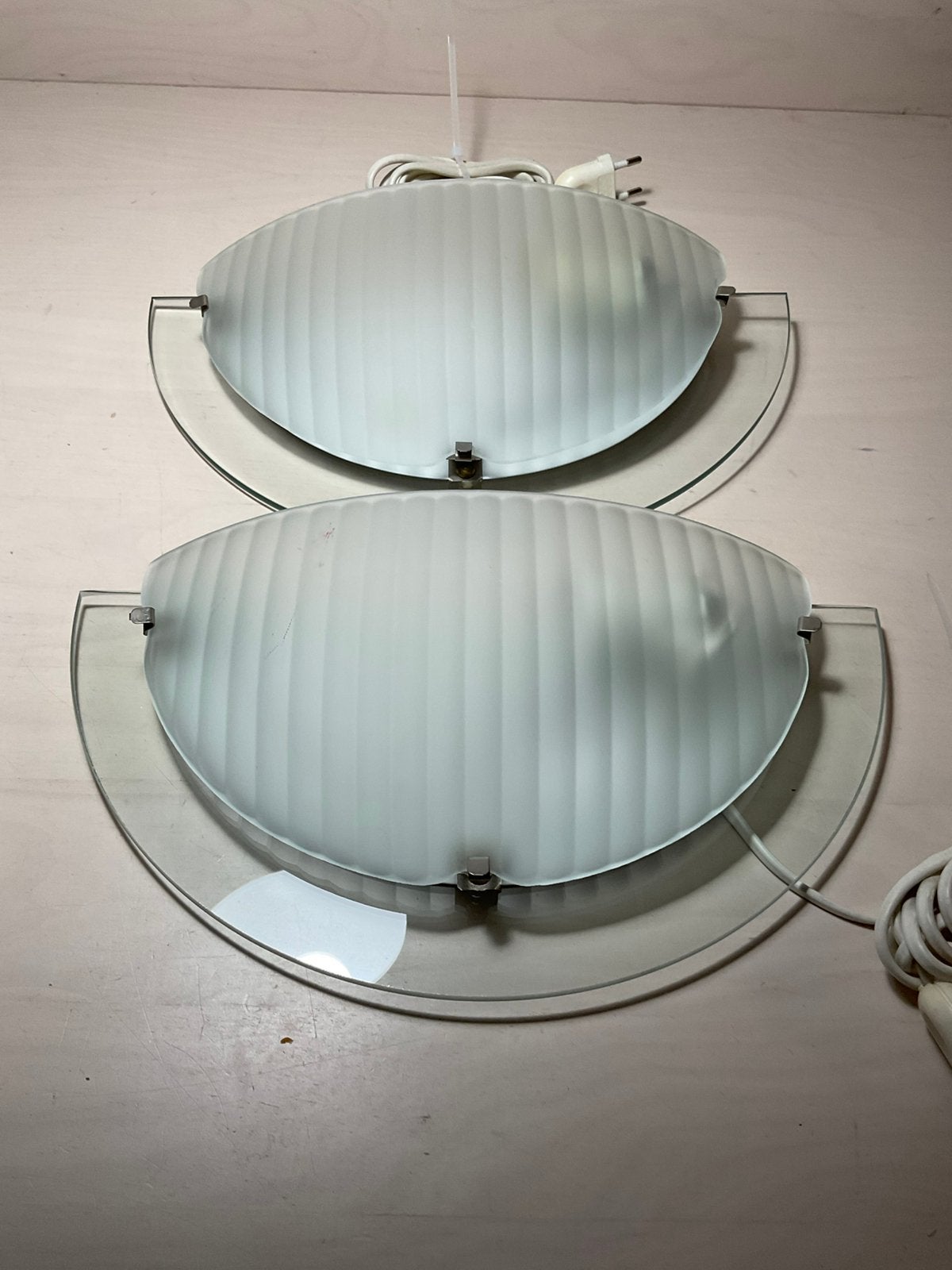 Twee wandlampen glas en melkglas met verticale strepen, Ophalen of Verzenden, Gebruikt, Glas