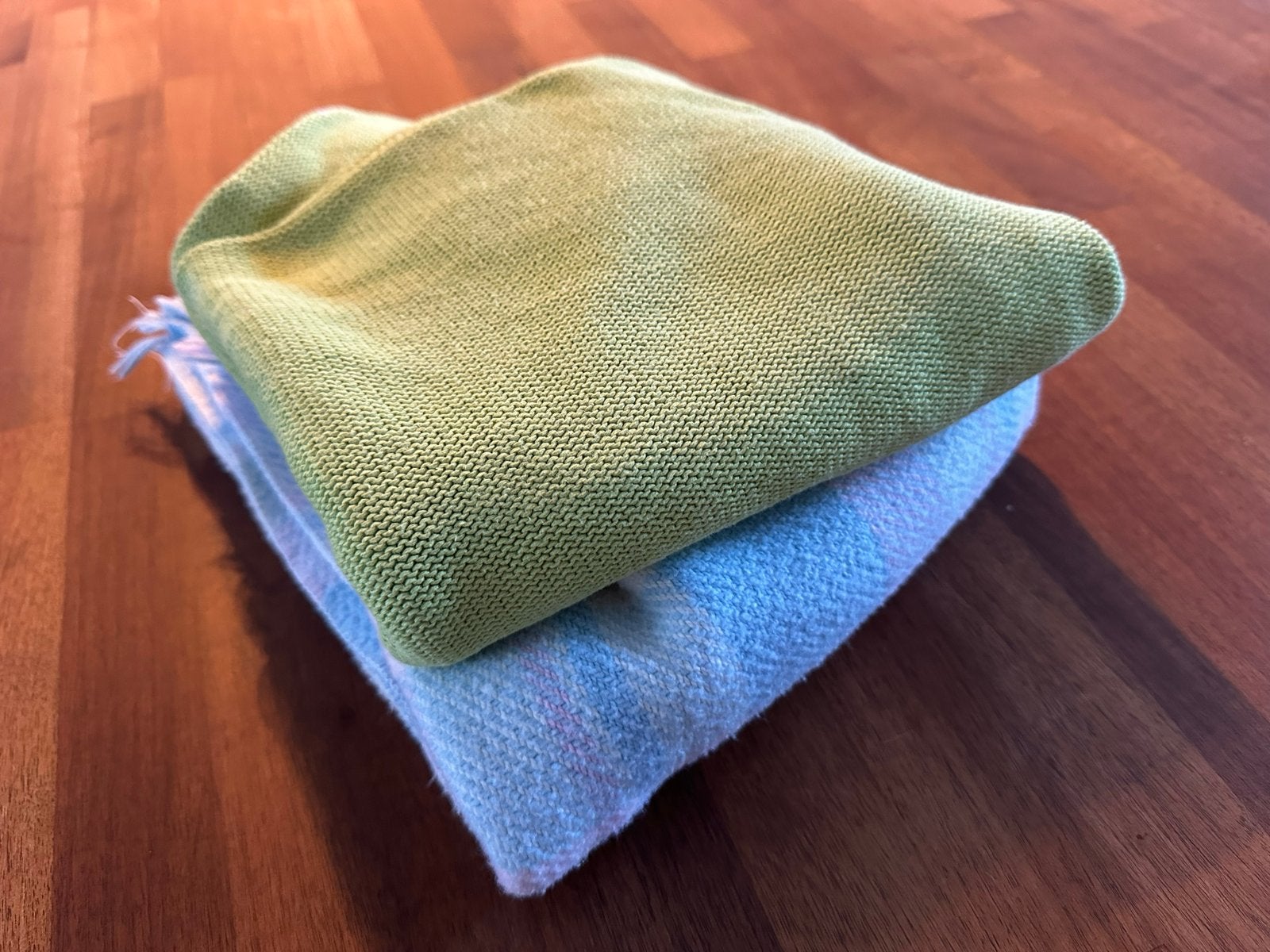 2 Katoenen Babydekens: Geplooid Blauw/Roze & Gebreid Groen, Wasbaar, Gebruikt, Meerkleurig, 100 cm