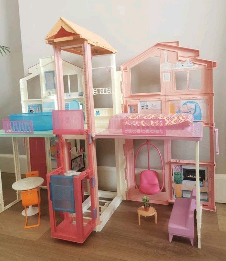 Barbie Malibu huis met lift en accessoires, Kinderen en Baby's, Speelgoed | Poppenhuizen, Ophalen, Gebruikt, Poppenhuis